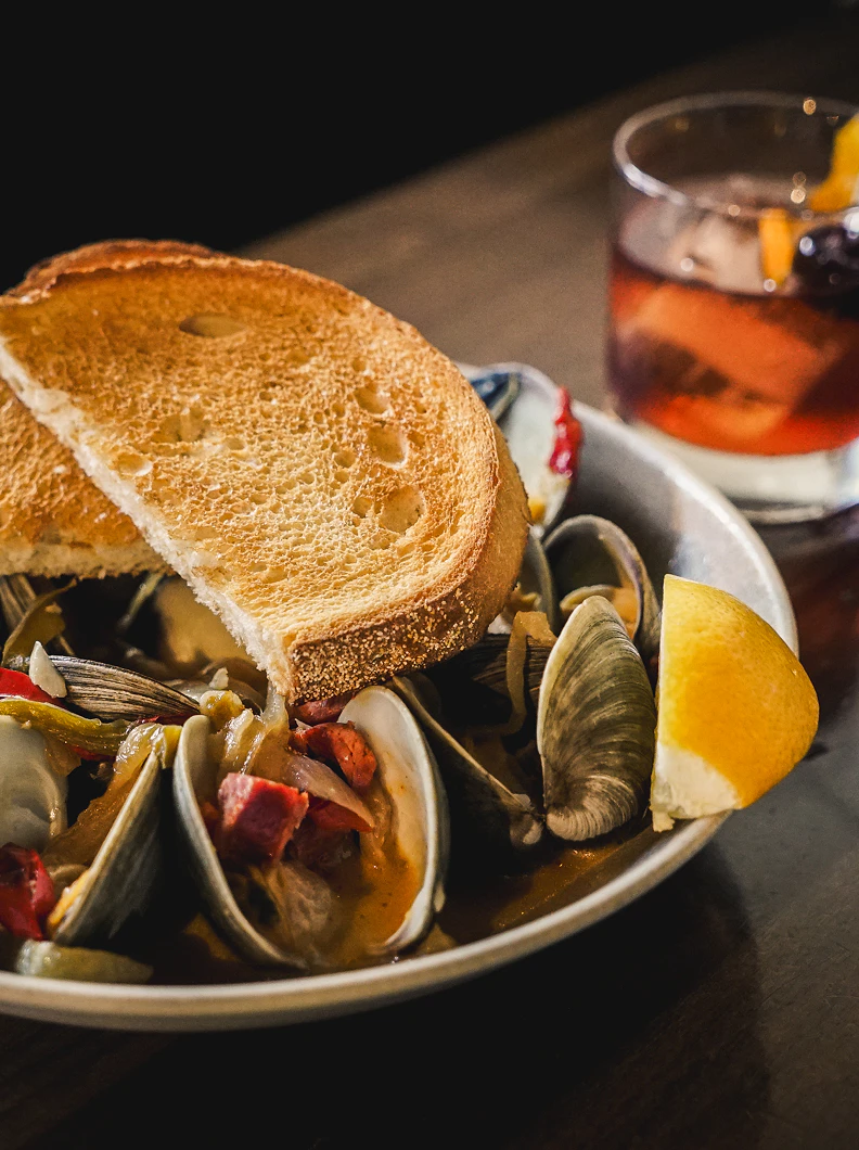 Steamed mussels with toast